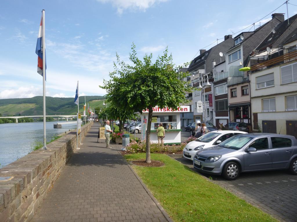 Unterm Wingert Zell